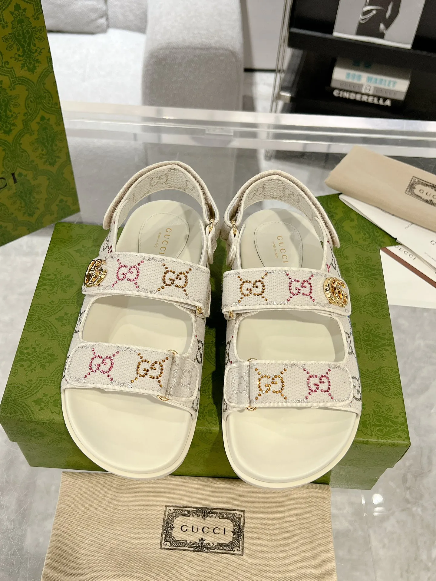👟👟Ex-factory price 520👟👟 The latest Guccl24ss new product Double G women's Velcro sandals 😎 These flat sandals are designed with Velcro straps, which are modern and sporty, bringing comfort. This accessory is crafted from light blue and ivory white GG denim fabric. The upper straps are decorated with elegant Double G-shaped accessories, showing a unique style. Gucci’s classic presbyopic cloth surface…hot diamond surface…TPU non-slip outsole…ZP molded midsole feet…original metal buckle/rhinestone surface Code number: 35 to 42 (41.42 is custom-made and cannot be returned or exchanged)